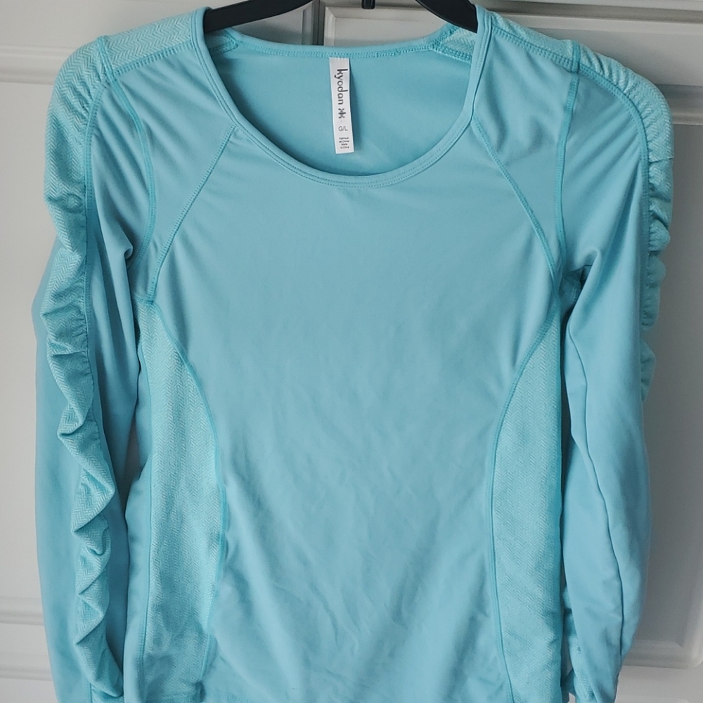 Women's activewear top